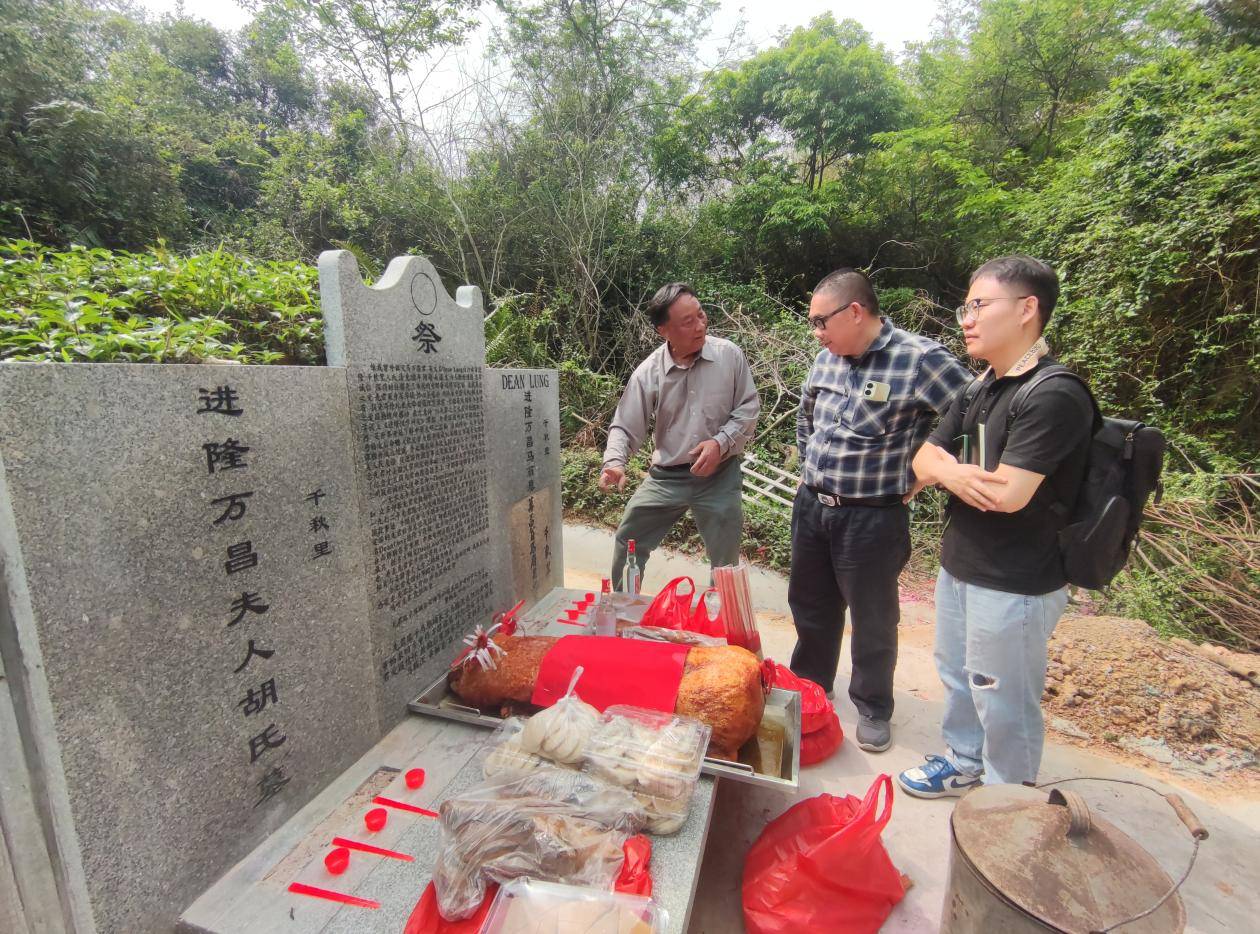 丁龙海外亲属回乡祭扫“丁龙墓”-图片3