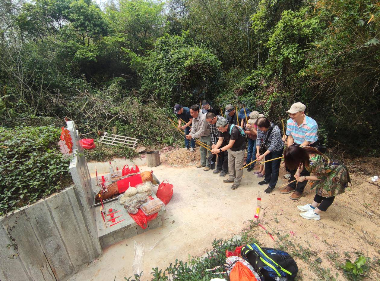 丁龙海外亲属回乡祭扫“丁龙墓”-图片2