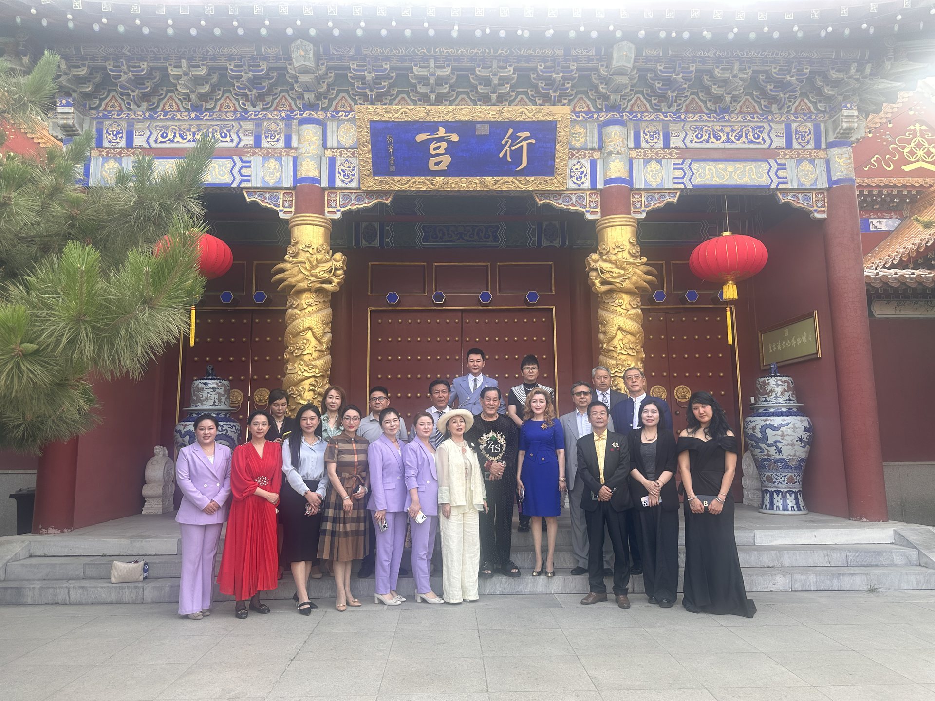 世界收藏大家周力生欢迎美国布什家族成员尼尔·布什一行参访康熙行宫-图片3