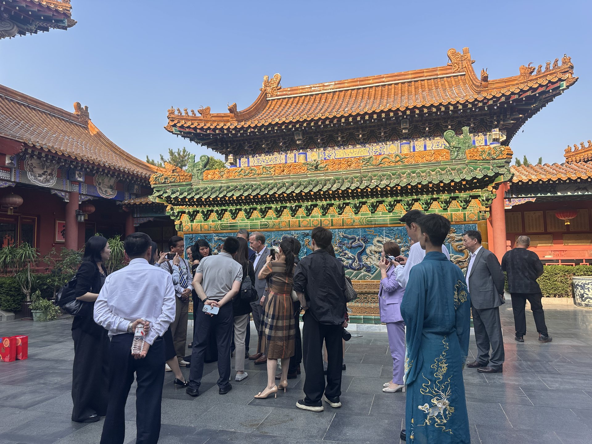 世界收藏大家周力生欢迎美国布什家族成员尼尔·布什一行参访康熙行宫
