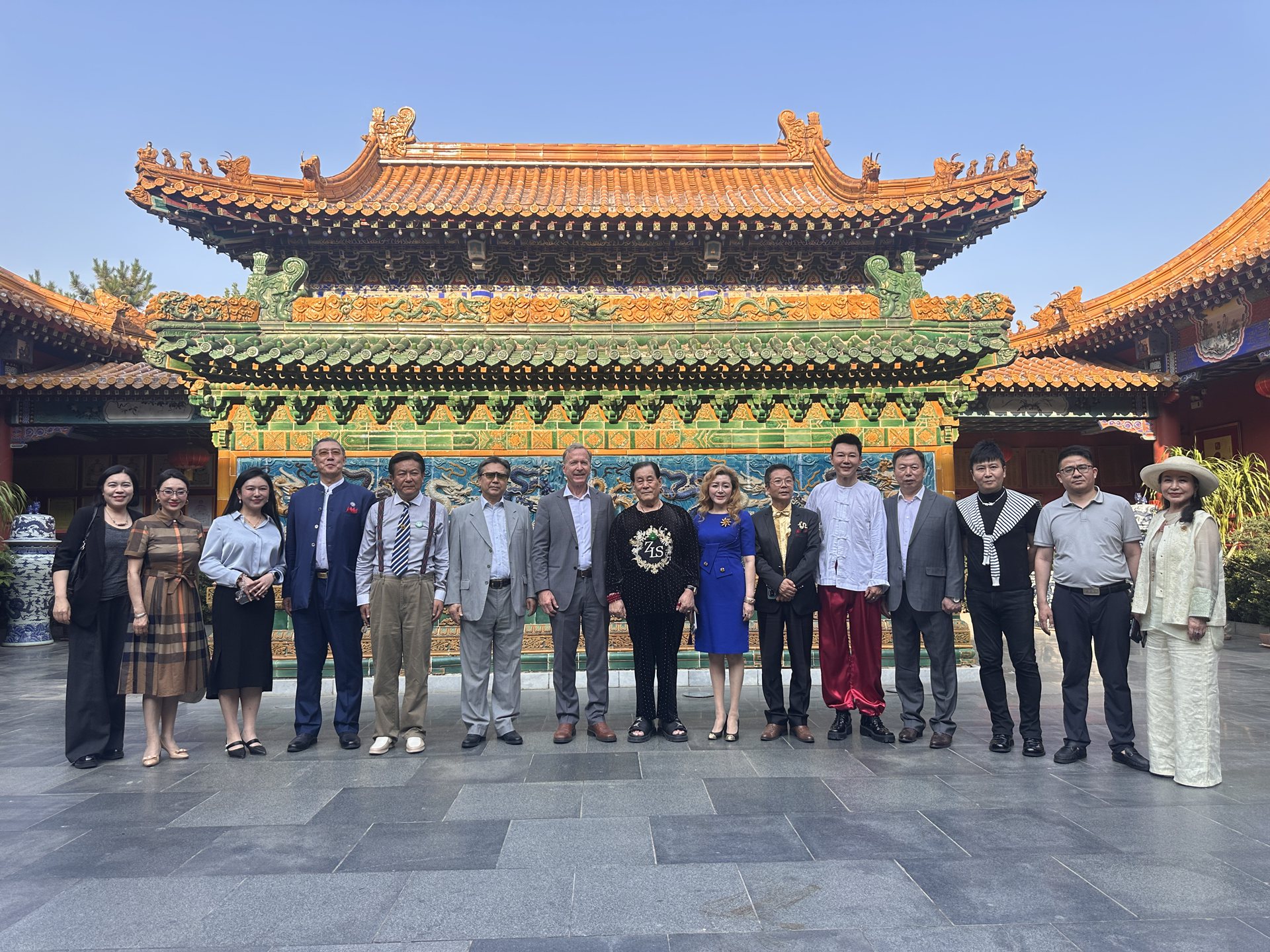世界收藏大家周力生欢迎美国布什家族成员尼尔·布什一行参访康熙行宫-图片1