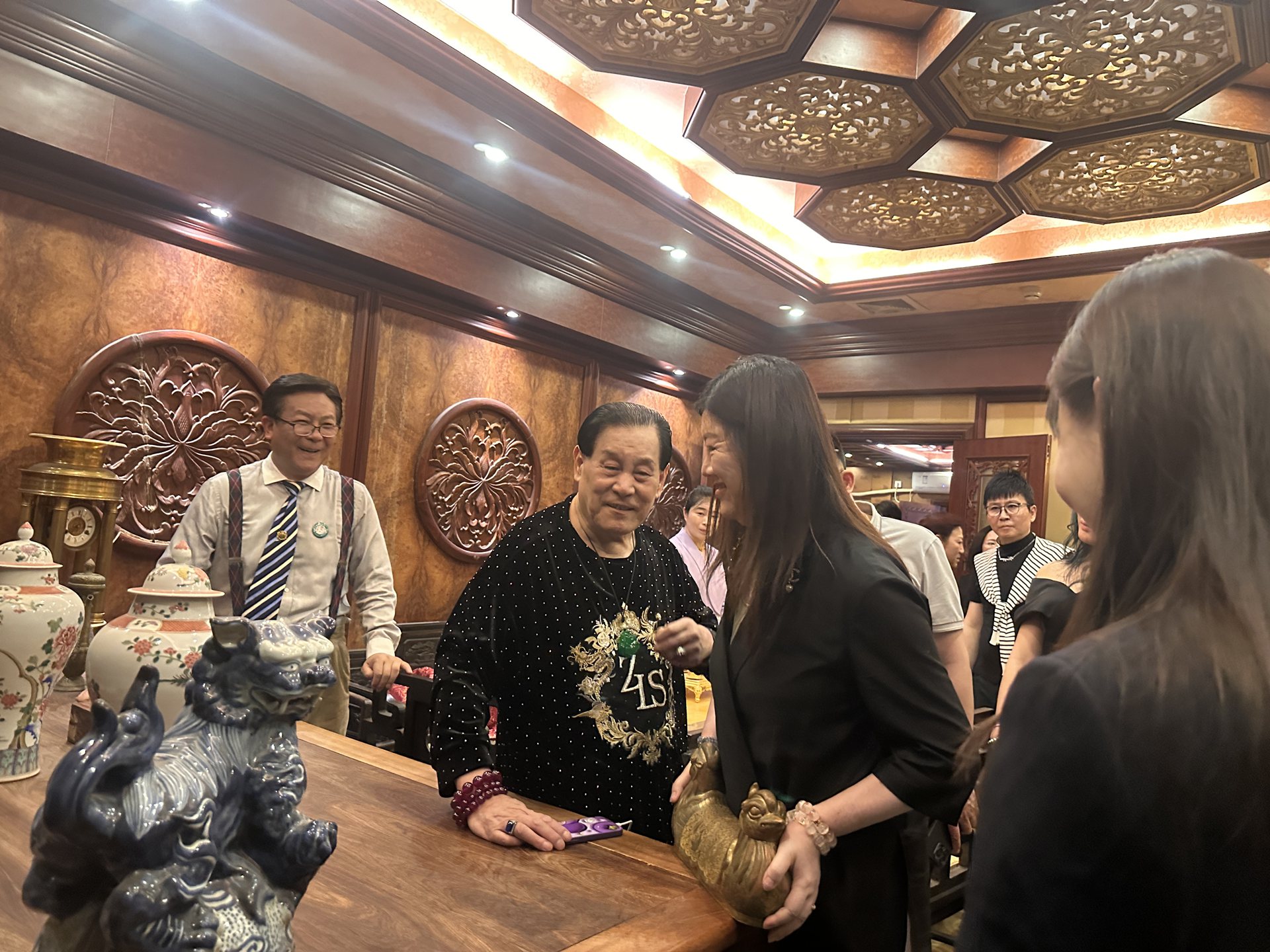 世界收藏大家周力生欢迎美国布什家族成员尼尔·布什一行参访康熙行宫