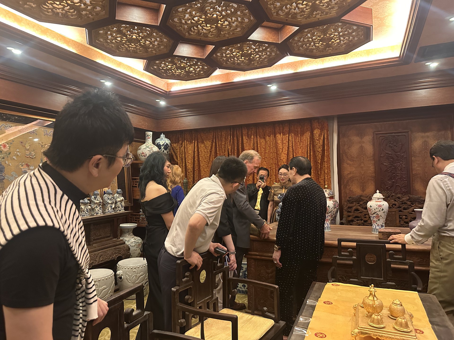 世界收藏大家周力生欢迎美国布什家族成员尼尔·布什一行参访康熙行宫-图片2