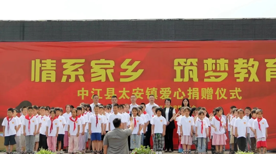情系家乡 筑梦教育 爱心校服传递温暖力量-图片2