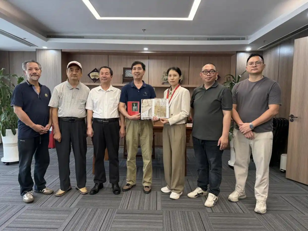 「侨乡故事」台山籍学者黄国扬向家乡江门捐赠侨史文献-图片1