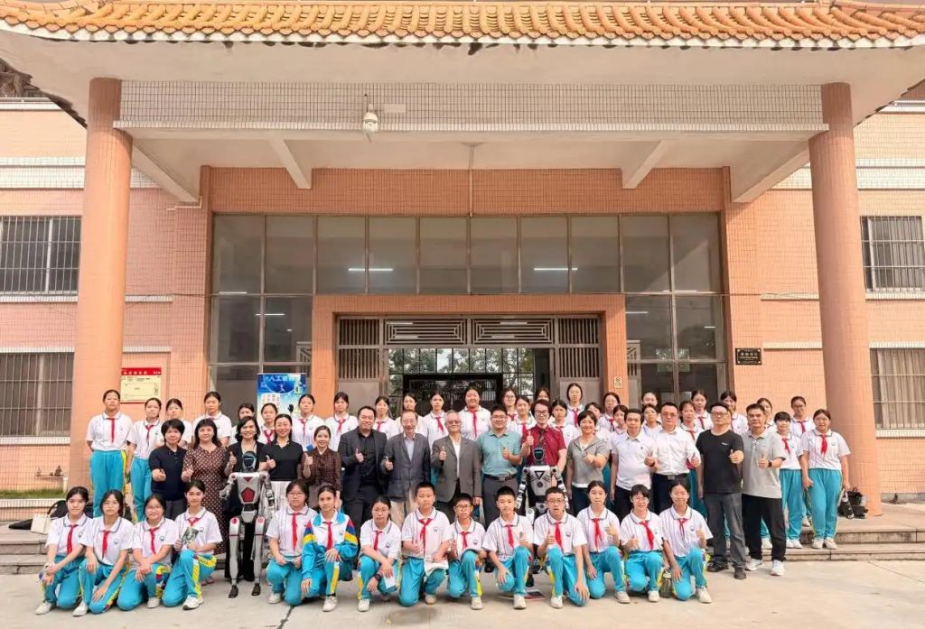 「侨乡新闻」新会学子好新奇:智能机器人很酷很帅!——江门人工智能校园文化节走进新会学校-图片1