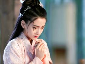 Angelababy亮相巴黎时装周 黑色蕾丝裙摩登雅致