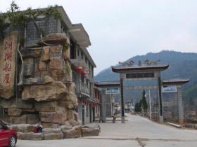 一个山野小村,隐藏着一个与“洪门”有关的“船型古屋”