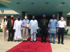 胡介国携尼中友协领导层拜访中国驻拉各斯总领事储茂明