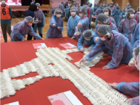 “千人万饺”日本横滨百廿侨校用万只饺子拼出校名挑战吉尼斯世界纪录成功