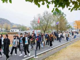 250名在浙留学生赴安吉观中国音乐节  浙音干武东书记宣布开幕