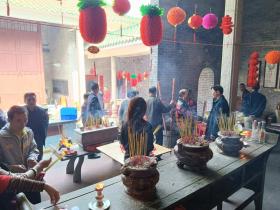 海外赤子的心愿:新春去祠堂祭祖上香