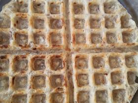 在四九品尝“箩底糍”