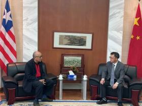 利比里亚中国和平统一促进会会长胡介国拜会尹承武大使