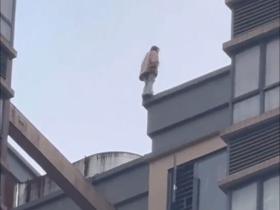 千钧时刻,民警一把将他拽回!