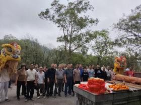 黄菊传薪火,颂歌献先贤——新会各界清明祭拜谭镳先生墓