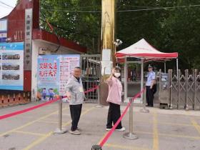 素不相识的王楠把店铺交给父母照管,免费当起患白血病考生小玉的专职司机—— 她坐专车去赶考